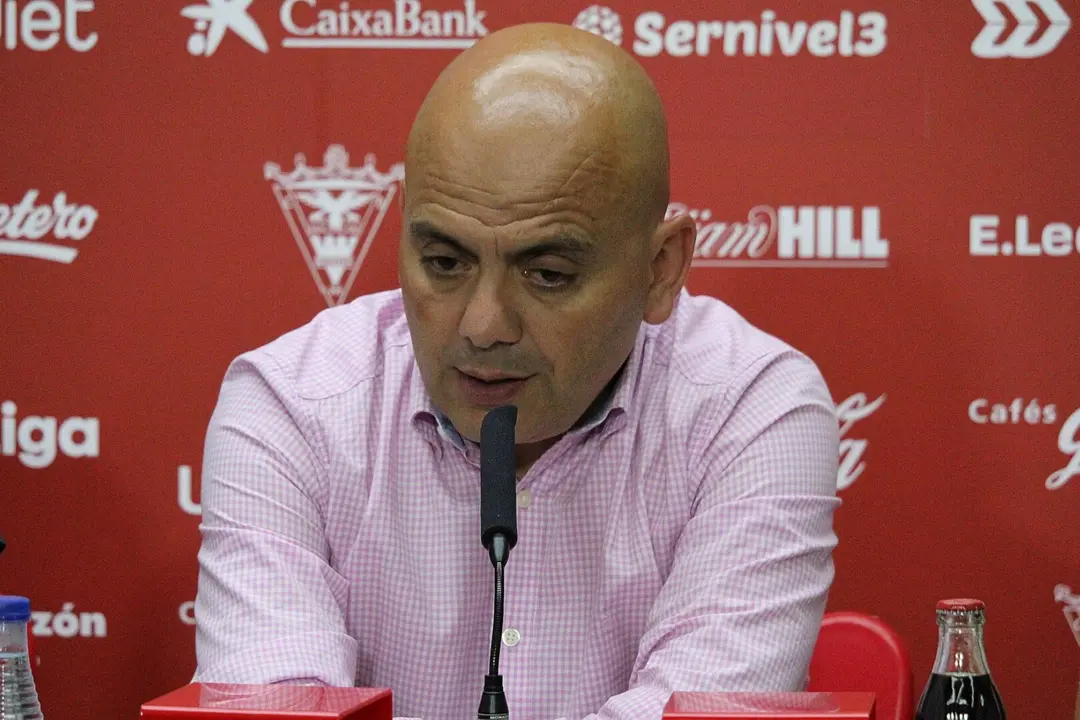 Chema Arag&oacute;n durante una rueda de prensa / Mirand&eacute;s CF
