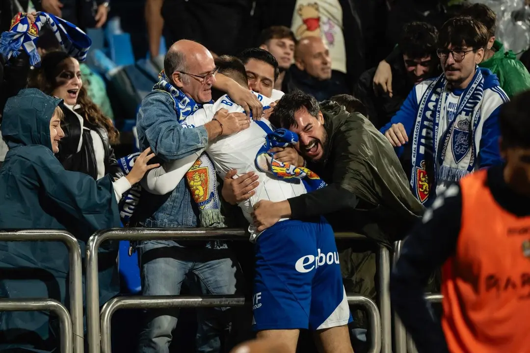 Bazdar abrazado con la grada tras marcar gol con el Real Zaragoza / Marcos Cebri&aacute;n