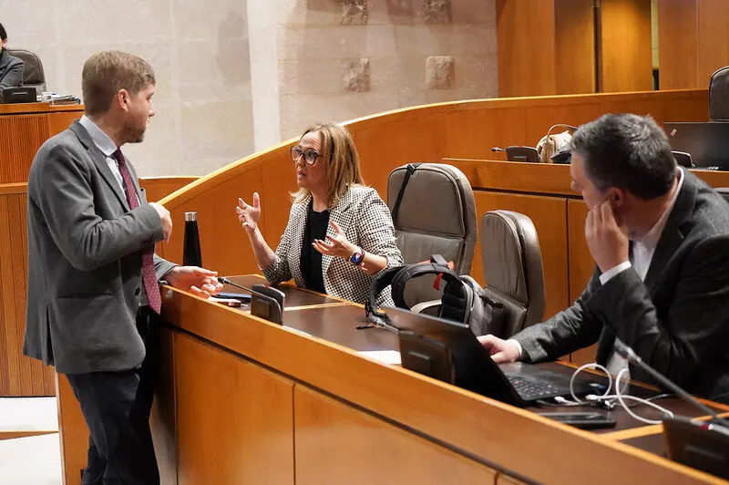 Mayte P&eacute;rez charla con Marcelino Iglesias junto con Fernando Sab&eacute;s, en las Cortes de Arag&oacute;n
