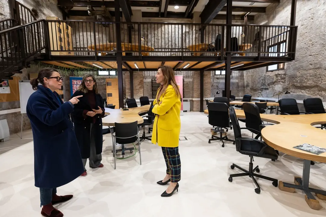 La alcaldesa de Zaragoza vista las instalaciones del nuevo espacio para j&oacute;venes. / AZ