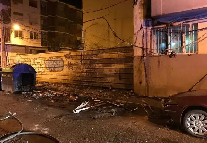 Imagen de archivo de contenedores quemados en Torrero. / AZ