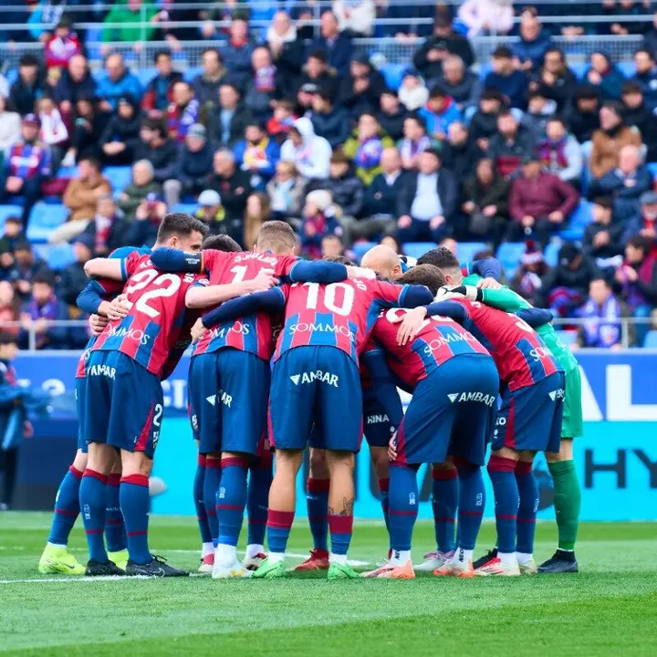 Jugadores de la SD Huesca abrazados antes de un encuentro / SD Huesca
