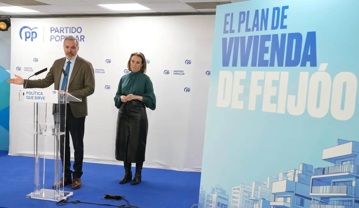 El presidente del Gobierno de Arag&oacute;n, Jorge Azc&oacute;n, junto con la secretaria general del partido, Cuca Gamarra