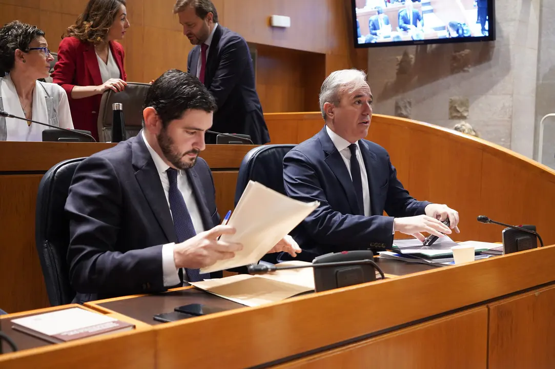 Alejandro Nolascco y Jorge Azc&oacute;n, en las Cortes