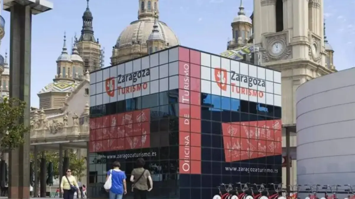 Ic&oacute;nico cubo de la Plaza del Pilar.