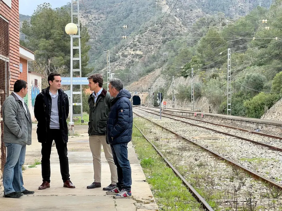 El presidente provincial del PP de Zaragoza, Ram&oacute;n Celma, y el alcalde de Fay&oacute;n, Roberto Cabistany, en la estaci&oacute;n ferroviaria de Fay&oacute;n-La Pobla de Massaluca. /PP