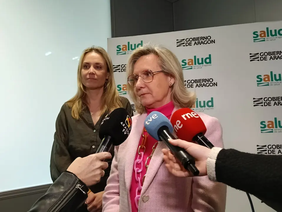 En primer plano, la directora gerente del Servicio Aragon&eacute;s de Salud, Ana Castillo, y a su lado, la gerente &uacute;nica de Atenci&oacute;n Primaria del Servicio Aragon&eacute;s de Salud, Pilar Borraz. / DGA
