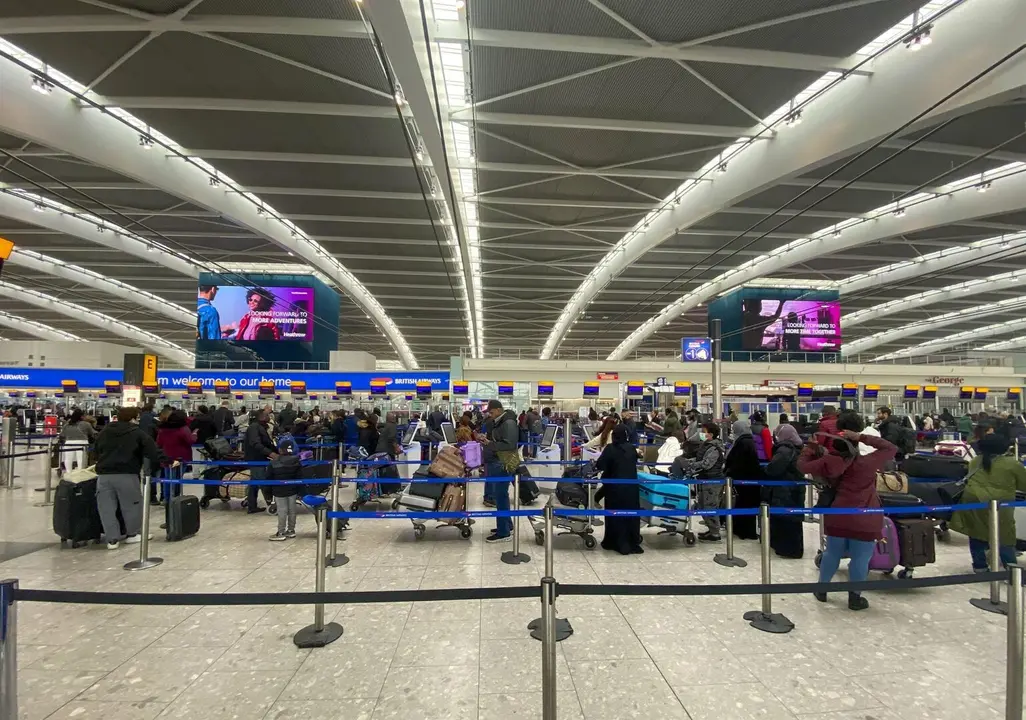 Viajeros haciendo cola para facturar en la Terminal 5 del Aeropuerto de Heathrow en Londres / Steve Parsons-PA Wire-dpa