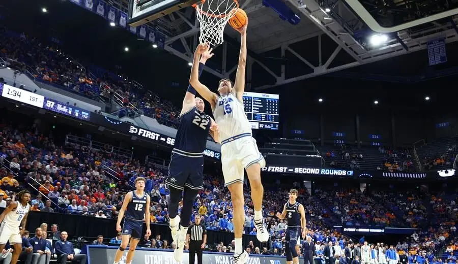 Aday Mara durante el partido ante Utah State Aggies / UCLA