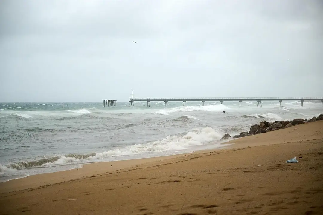 Archivo - Oleaje en la playa de Badalona afectado por las lluvias, a 7 de febrero de 2023, en Badalona, Barcelona, Catalunya (Espa&ntilde;a). - Lorena Sop&ecirc;na - Europa Press - Archivo
