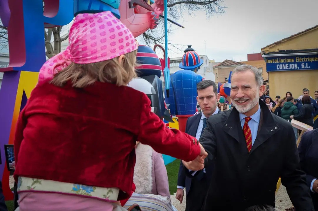 Felipe VI durante una visita sorpresa a las fallas de Torrent