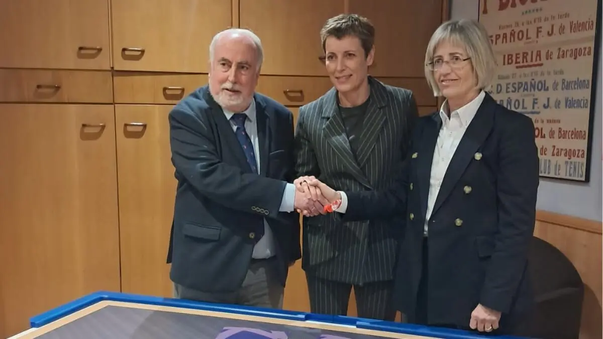 Jos&eacute; Miguel Sierra, presidente de la FAB; Elisa Aguilar, presidenta de la FEB; y Mar&iacute;a Jes&uacute;s Sari&ntilde;ena, alcaldesa de Utebo. / HA