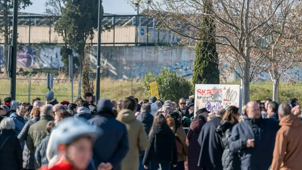 La concentraci&oacute;n de los vecinos de V&iacute;a Hispanidad ha congreg&oacute; a m&aacute;s de 500 personas / &Aacute;lvaro Calvo para HOY ARAG&Oacute;N