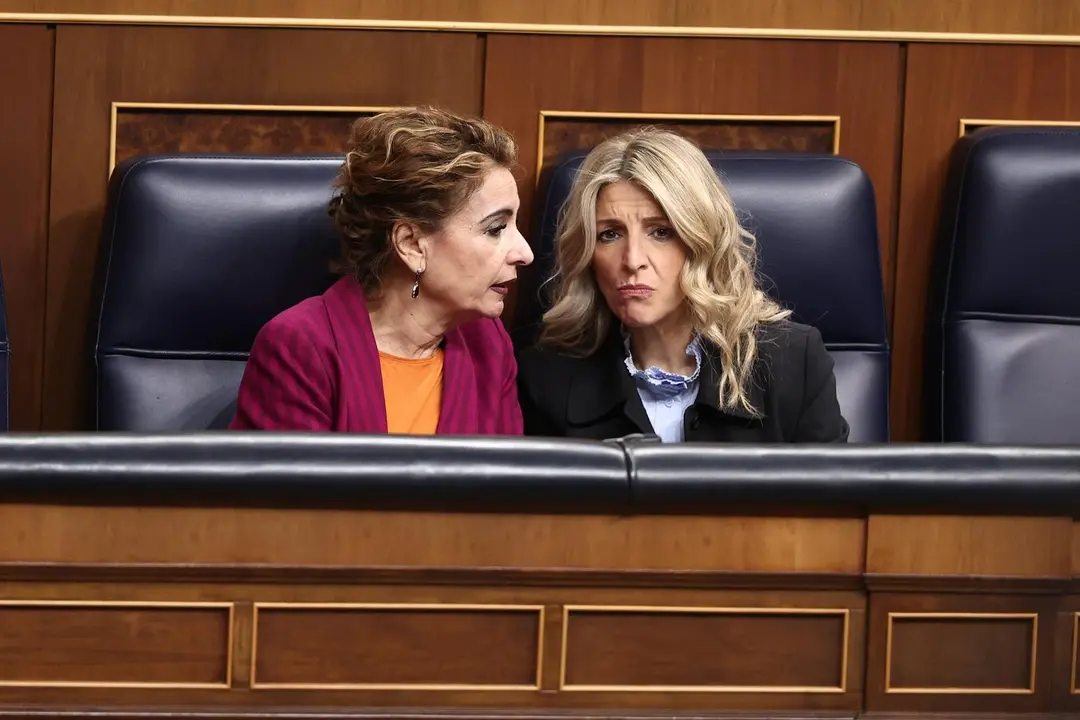 La vicepresidenta primera y ministra de Hacienda, la socialista Mar&iacute;a Jes&uacute;s Montero (i) y la vicepresidenta segunda y titular de Trabajo, Yolanda D&iacute;az , de Sumar, en una sesi&oacute;n plenaria. / EP