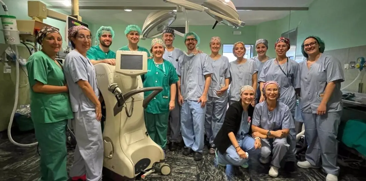 El equipo que realiz&oacute; la intervenci&oacute;n con Radioterapia Intraoperatoria. / GOBIERNO DE ARAG&Oacute;N