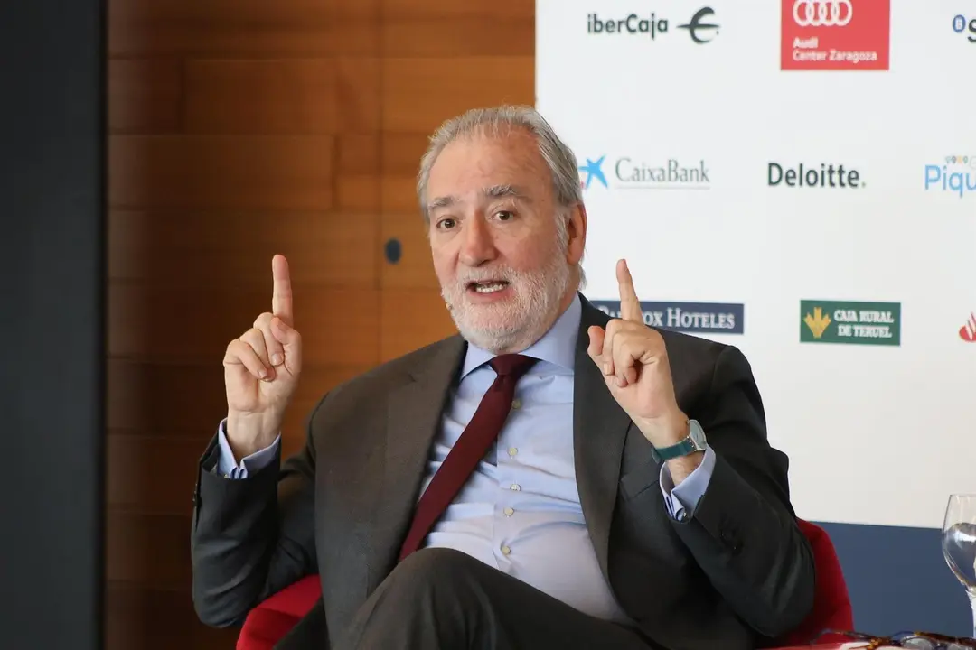 El catedr&aacute;tico y experto en relaciones internacionales Jos&eacute; Mar&iacute;a Beneyto, en el Foro ADEA, en Zaragoza. / ADEA