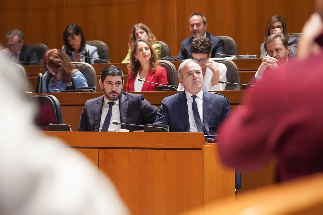 Alejandro Nolasco y Jorge Azc&oacute;n en las Cortes aragonesas