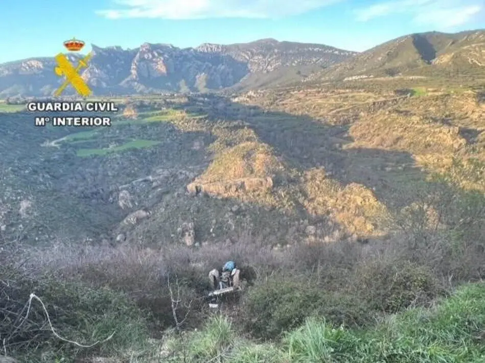 Tractor despe&ntilde;ado por una ladera este pasado domingo 30 de marzo en la localidad de Chibluco que dej&oacute; un hombre herido grave. - GUARDIA CIVIL