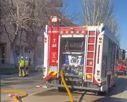 Dotaciones de Bomberos trabajan en la extinci&oacute;n del fuego. HA