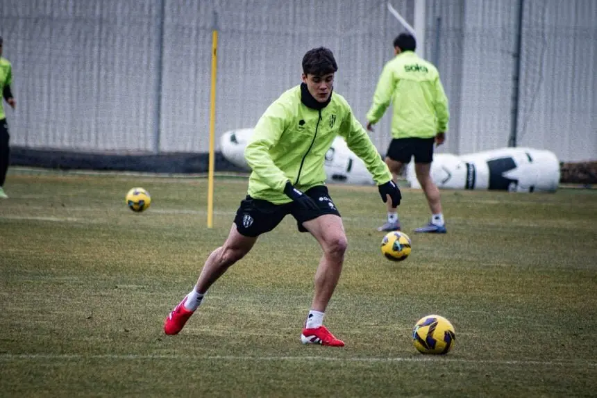 &Aacute;lex Fita durante un entrenamiento con el primer equipo / SD Huesca