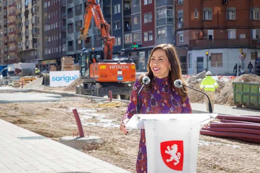 La alcaldesa de Zaragoza, Natalia Chueca, en su visita hace meses al avance de las obras en Avenida Navarra