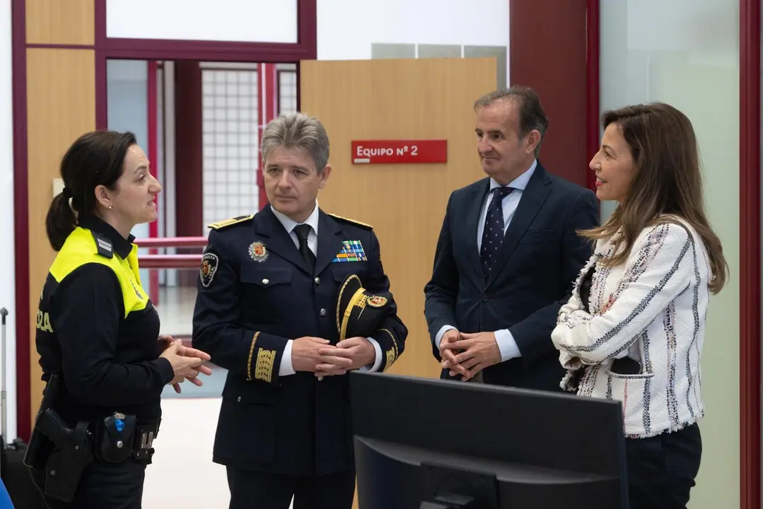 La alcaldesa de Zaragoza, Natalia Chueca, durante su visita al cuartel de la Polic&iacute;a Local de La Paz.