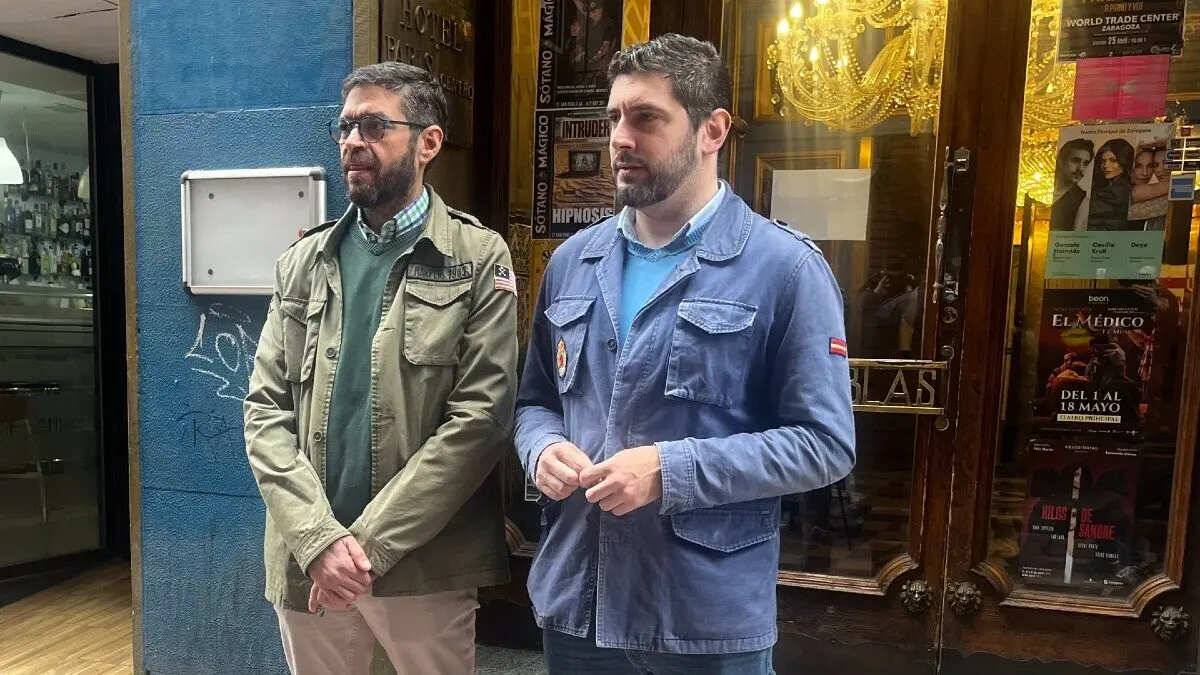 El portavoz de VOX en las Cortes de Arag&oacute;n, Alejandro Nolasco, junto al concejal de la formaci&oacute;n en el Ayuntamiento de Zaragoza, Armando Mart&iacute;nez, frente al Hotel Par&iacute;s Centro. / EP