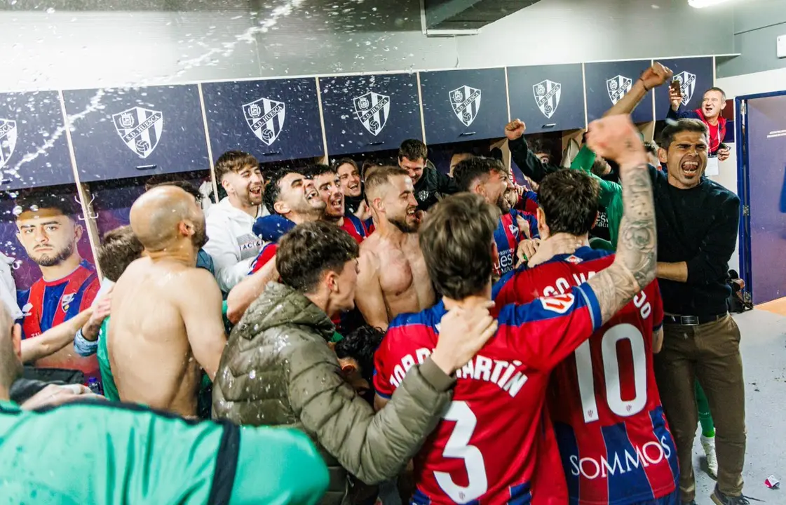 Antonio Hidalgo con los jugadores de la SD Huesca / SDH