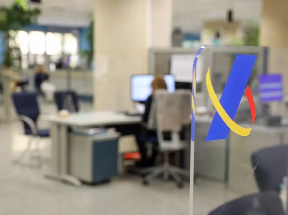 Una empleada trabaja en una oficina de la Agencia Tributaria. / EP