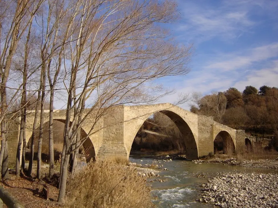 Su puente medieval es el m&aacute;s largo de Arag&oacute;n. / Turismo de Arag&oacute;n