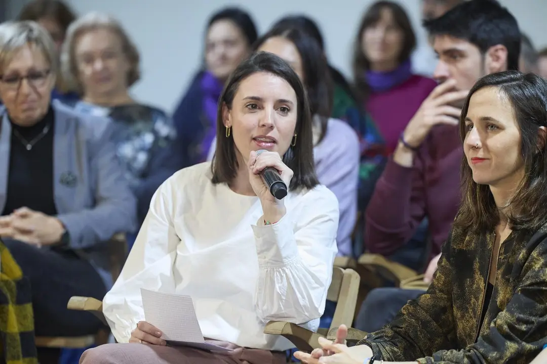La secretaria pol&iacute;tica de Podemos y eurodiputada, Irene Montero (i), y la secretaria general de Podemos y diputada, Ione Belarra (d), durante un acto de Podemos / EP