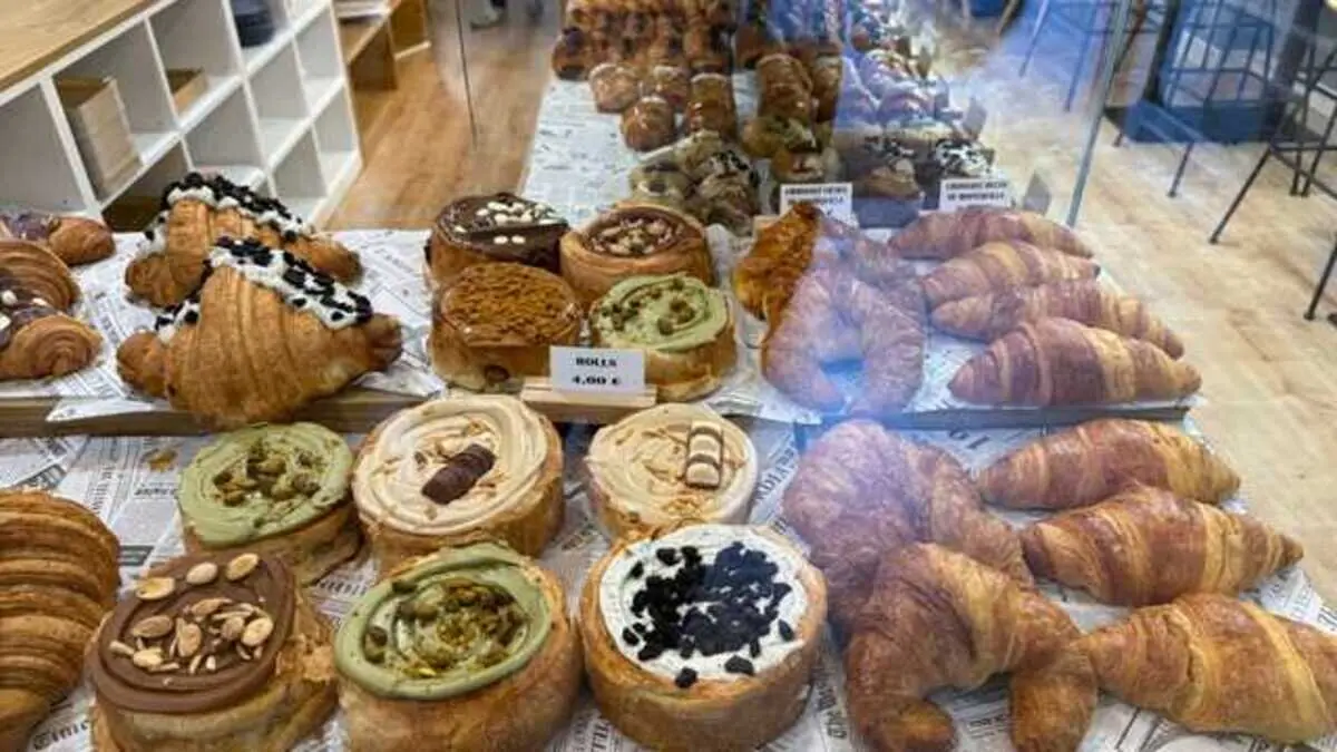 La pasteleria con tartas y croissants XXL: prohibido ir si est&aacute;s a dieta