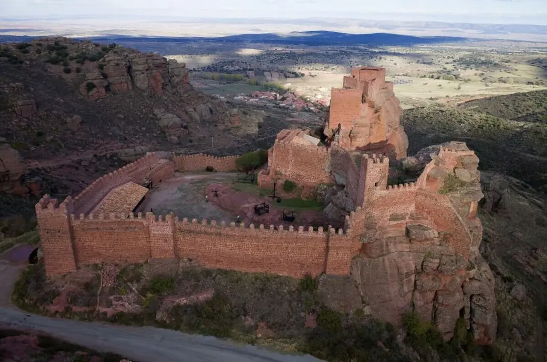 El peque&ntilde;o pueblo de Teruel 'dominado' por una torre y rodeado por dos r&iacute;os