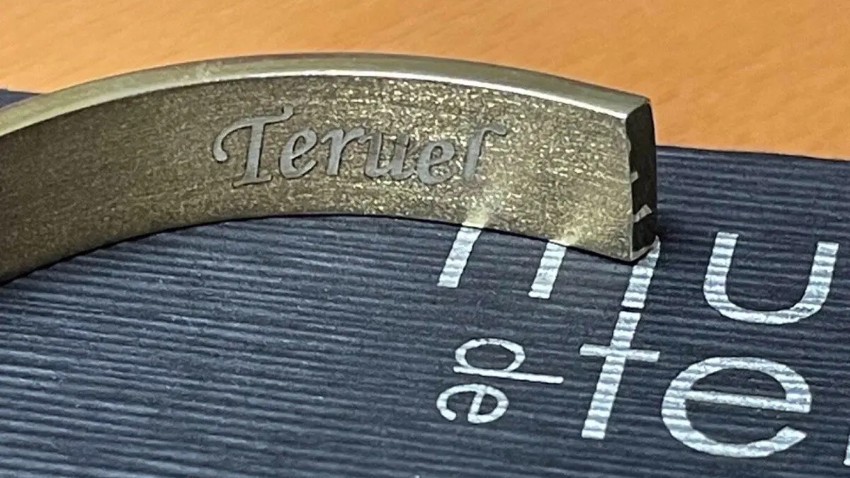 Fragmento del brazalete obsequiado por el Museo de Teruel al actor Johnny Deep. / MUSEO DE TERUEL.