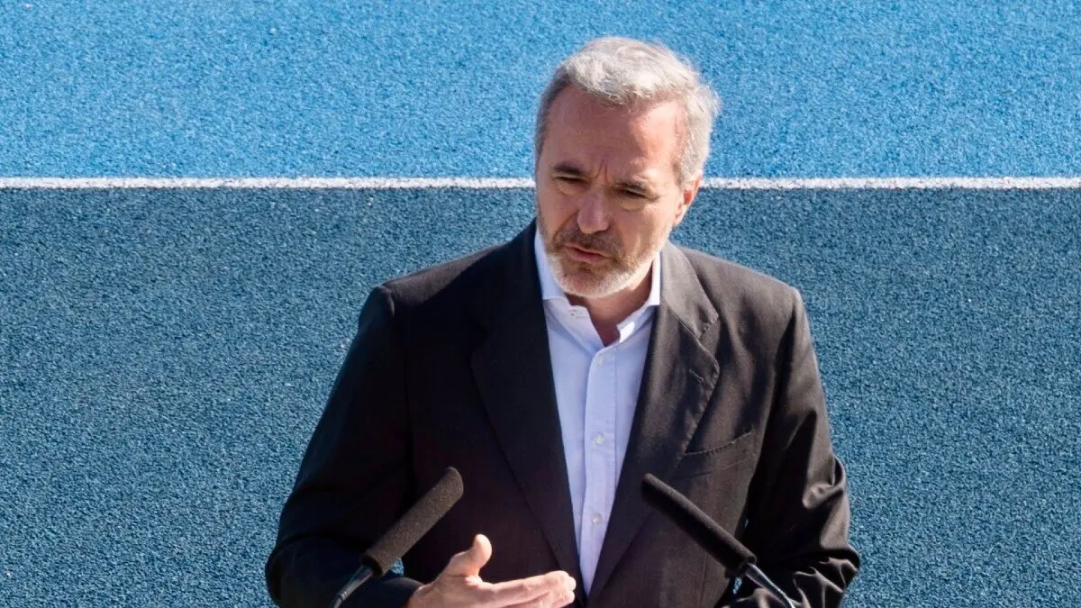 El presidente del Gobierno de Arag&oacute;n, Jorge Azc&oacute;n, en una rueda de prensa en el Centro Aragon&eacute;s del Deporte. / FABIAN SIMON