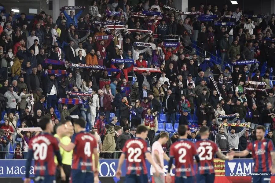 Jugadores y afici&oacute;n de la SD Huesca en la victoria ante el Sporting de Gij&oacute;n / LaLiga
