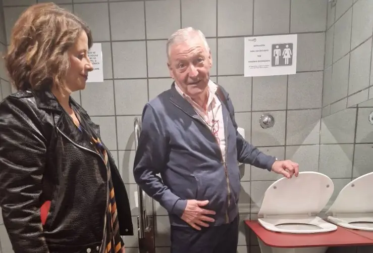 La alcaldesa de Teruel, Emma Buj, inaugura el primer ba&ntilde;o para ostomizados de Arag&oacute;n. - AYUNTAMIENTO DE TERUEL
