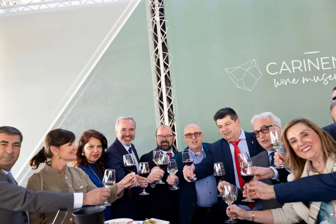 El presidente de Arag&oacute;n, Jorge Azc&oacute;n, apoya al sector vitivinicola en Cari&ntilde;ena