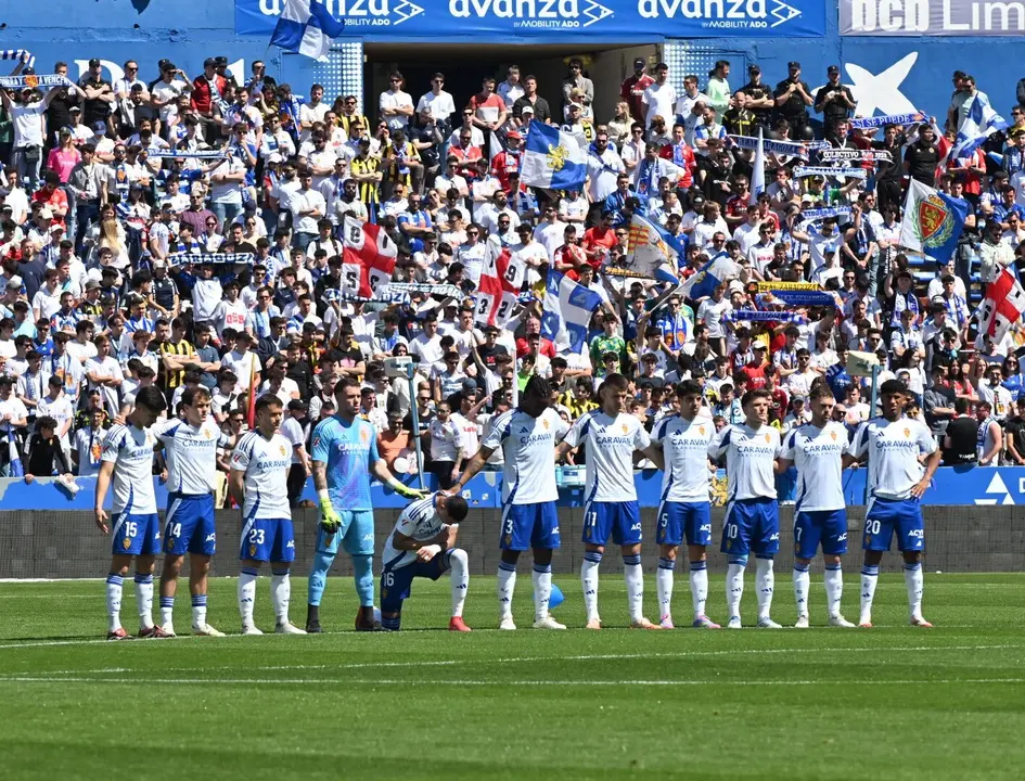 Jugadores y afici&oacute;n del Real Zaragoza en el partido ante el Mirand&eacute;s / Real Zaragoza