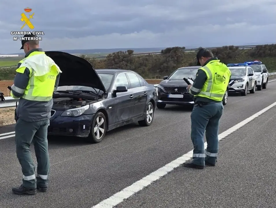 El conductor del veh&iacute;culo interceptado, de 20 a&ntilde;os de edad, ha dado un resultado positivo indiciario en las pruebas de detecci&oacute;n de drogas en THC y anfetaminas. / GUARDIA CIVIL
