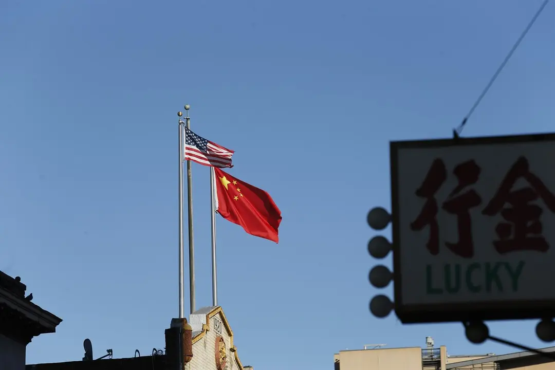 Imagen de una bandera estadounidense y una china en San Francisco - MICHAEL HO WAI LEE / ZUMA PRESS / CONTACTOPHOTO