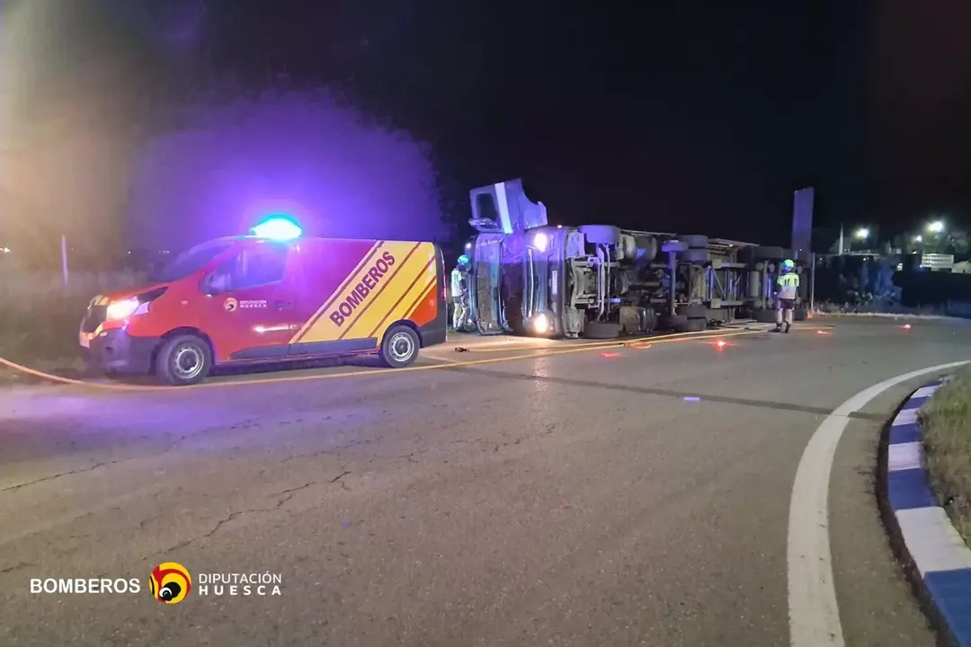 El conductor y &uacute;nico ocupante del cami&oacute;n articulado ha sido trasladado al Hospital de Barbastro. - BOMBEROS DE LA DPH