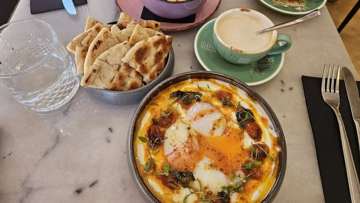 Uno de sus platos estrella chips de boniato con trufa, parmesano y huevo frito