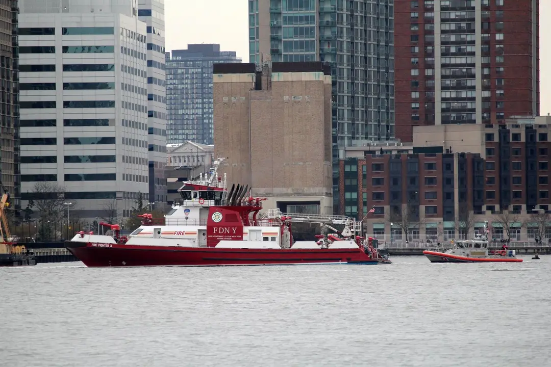 El rio Hudson de Nuevas York, cerca de donde se ha estrellado el helic&oacute;ptero con una familia de cinco espa&ntilde;oles a bordo. / EP
