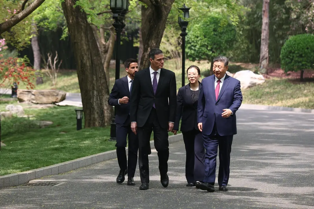 El presidente del Gobierno de Espa&ntilde;a, Pedro S&aacute;nchez (i) y el presidente de la Rep&uacute;blica Popular China, Xi Jinping (d), llegan a un encuentro en la Casa de Hu&eacute;spedes Nacional Diaoyutai - Pool Moncloa/Fernando Calvo