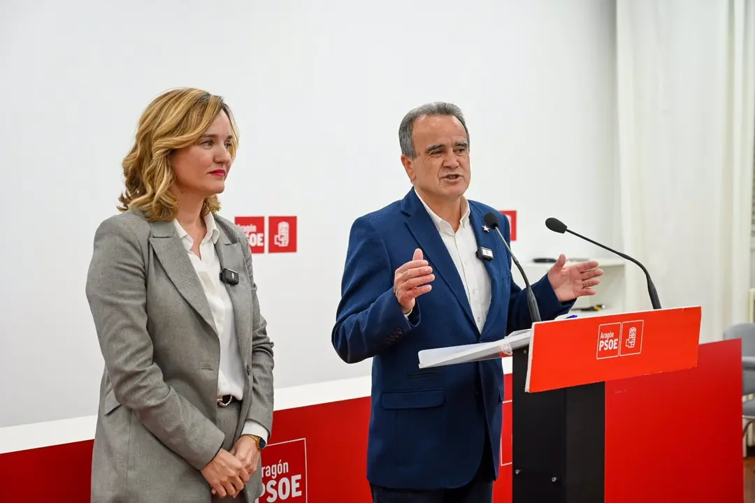 El secretario general del PSOE en Zaragoza, Juan Antonio S&aacute;nchez Quero, junto a la secretaria general, PIlar Alegr&iacute;a, minutos antes de comenzar el Comit&eacute; Provincial - PSOE