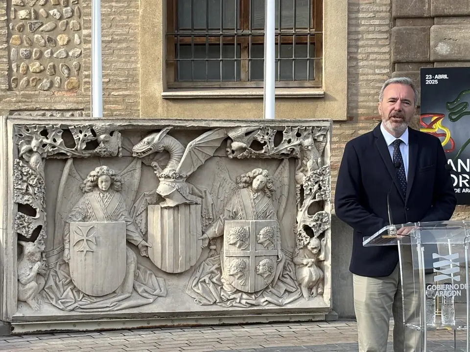 El presidente del Gobierno de Arag&oacute;n, Jorge Azc&oacute;n, en los jardines de Presidencia del Edificio Pignatelli. / CORTES DE ARAG&Oacute;N.