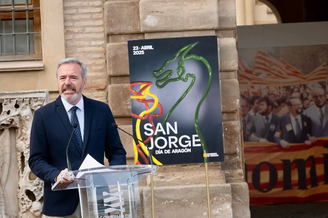 El presidente de Arag&oacute;n, Jorge Azc&oacute;n, en el Pignatelli para anunciar las celebraciones del 23 de abirl