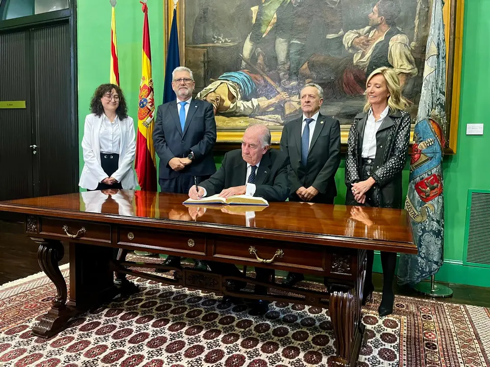 Amado Franco, durante la firma del libro de la Universidad de Zaragoza