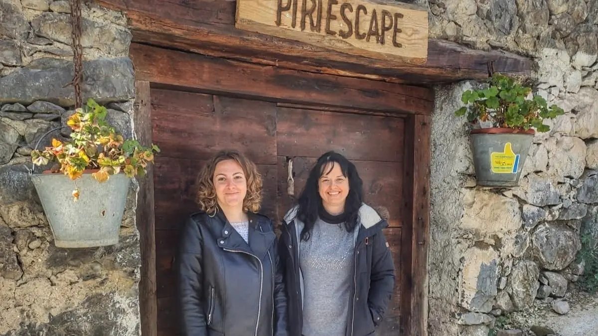 Andrea Castillo (izquierda) y Cristina Escribano son las impulsoras de Piriescape, el &uacute;nico escape room del Pirineo.